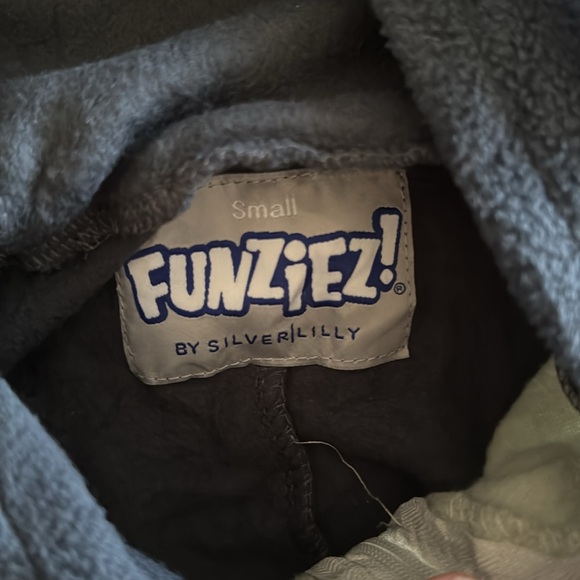 Adult Onesie Gray Triceratops Costume, Size Small - Picture 4 of 7